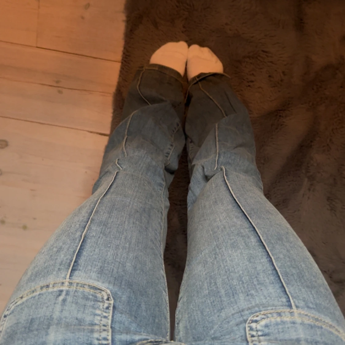 Blå bootcut jeans med fickdetaljer - 1