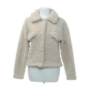 Teddy jacka  - Jättefin Teddy jacka från GinaTricot i bra skick! Säljer då den inte kommer till användning  Perfekt till våren! 