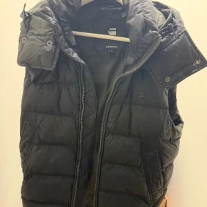 G star väst - Riktigt snygg och bekväm svart g star raw väst som jag köpte för ett tag sedan, perfekt nu för lite varmare dagar. Pris går att diskuteras vid snabb affär 
