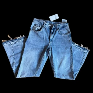 Zara flared jeans  - Helt nya Zara flare jeans som inte kommit till användning. Lappen sitter även kvar. Köpte de för någon månad sen, aldrig använts utomhus. Skicka ett dm vid ytterligare funderingar 💪
