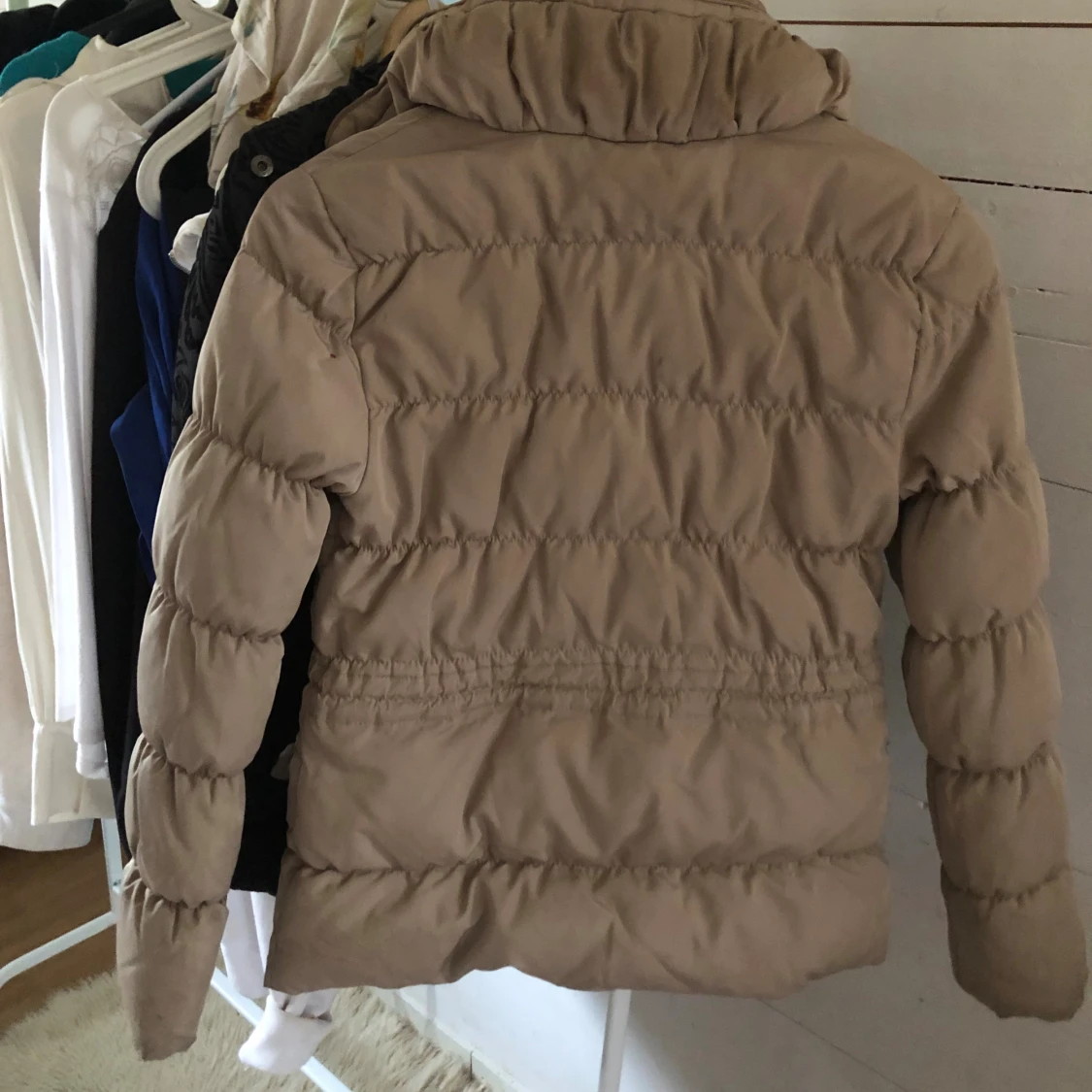 Beige pufferjacka med huva - 1