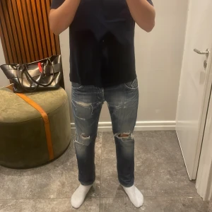 Dondup jeans med slutningar  - Säljer ett par blå dondup jeans med slitningar och hål på knäna . Jeansen har normal passform, raka ben och klassisk femficksdesign. färgen är mellanblå med riktigt feta ljusa tvättade partier. Storlek 31/32. Hör av er vid funderingar😀