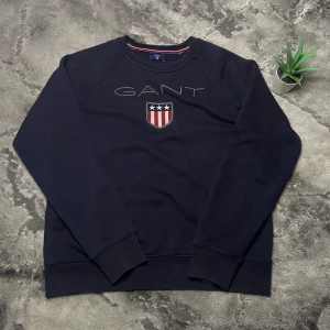 GANT - GANT tröja Storlek: 146-152📏  Skick: 8/10♻️   Pris: 200kr💵   Färg: Mörkblå Frakt: Fraktas samma dag, anländer till ditt hus inom 3-4 dagar🚚   Tveka inte att skriva vid minsta fråga!💭