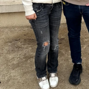 Ltb jeans bootcut low waist Roxy - 28/32Dessa har spruckit lite i runpan.. därav priset!!❤️❤️ MEN det är super enkelt att sy igen verkligen!!!!!