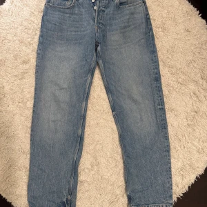 Blå raka jeans från Zara - Klassiska blå jeans från Zara med rak passform och fem fickor. Lite för stors för mig (175cm) Jeansen har en ljus tvätt och stängs med knappar framtill. Perfekta för en avslappnad och stilren look. 429kr nypris