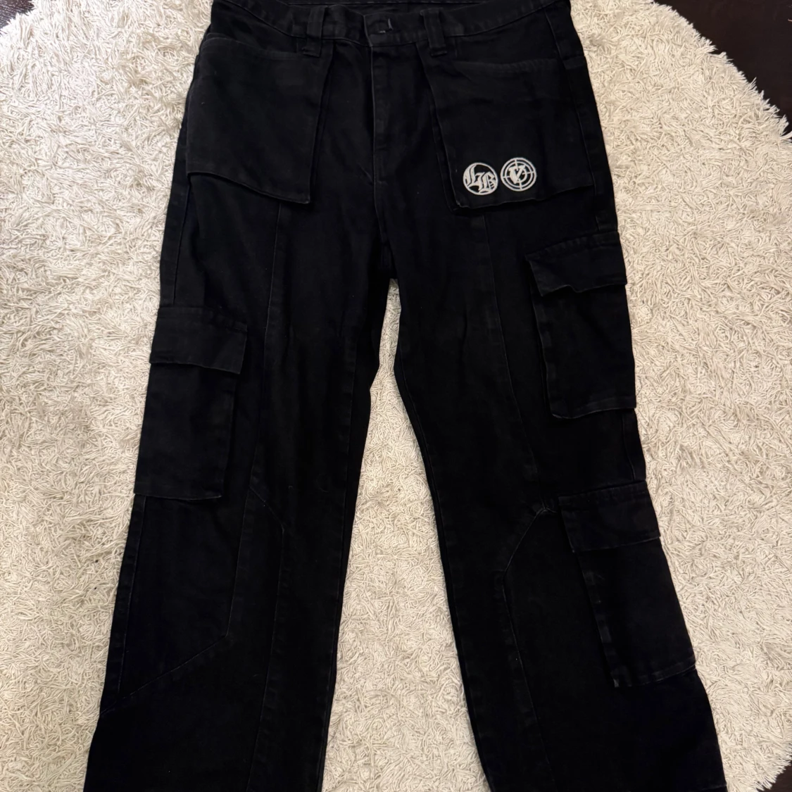 Svarta cargopants från Vicinity & Lost Boys collab 