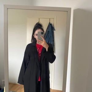 Svart trenchcoat från Bik Bok XS - Säljer en svart trenchcoat från Bik Bok i storlek XS. Jackan har klassisk krage, långa ärmar och knyts med bälte i midjan. Materialet är tunt, vilket gör den perfekt till våren 💗 