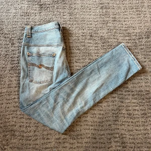 Nudie jeans - Säljer dessa nudie jeans i mycket bra skick och till väldigt bra pris nypris ligger på ca 1600 och mitt pris är 349, priset är ej hugget i sten. Modellen heter tape Ted och är slim fit Jeansen har inga defekter eller liknande. Skriv om du undrar något eller vill ha fler bilder 