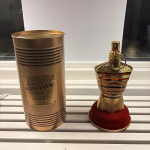 Jean Paul Gaultier Le Male Elixir - Snygg och unik parfym med ikonisk design från Jean Paul Gaultier. Le Male Elixir kommer i en cool guldfärgad flaska som sticker ut i samlingen. Perfekt för dig som vill ha något extra och trendigt.