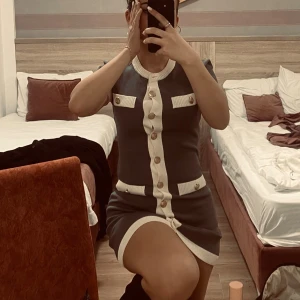 Grå och vit kortklänning med knappar - Kläning från hm använd en gång som ny. 