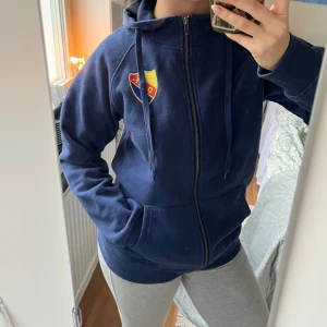 DIF zipup - Säljer min DIF zipup, jätte mysig och sitter snyggt lite baggy. Knappt använd så i perfekt skick. Jätte skön och passar till allt! Storlek xs men sitter mer som en S, kan passa M också då den ör ganska stor i storlek, beror pp hur man vill att den sitter. Säljer då jag inte går på matcher längre :/