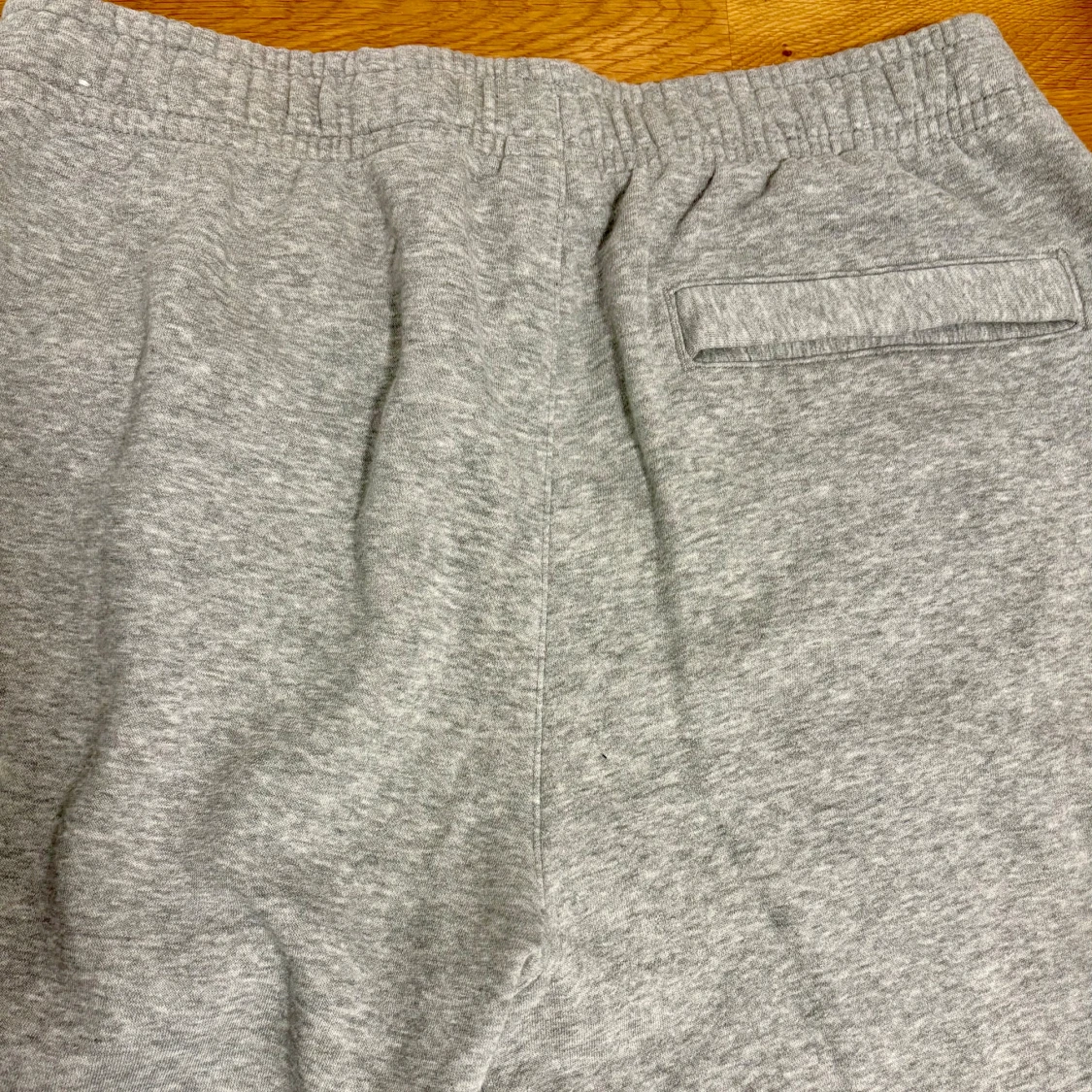 Grå mjukisbyxor från Nike - 2