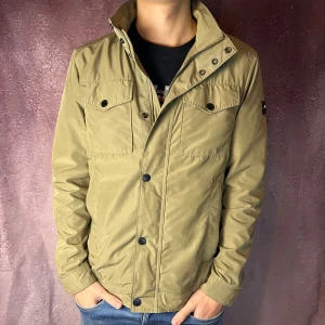 J.lindeberg field jacket bailey - Mycket fint skick | Size M, modellen på bilden är 187 cm 73kg | fraktar inom 24 timmar | för att köpa klicka ”köp nu” | vid frågor eller funderingar skriv en meddelande | följare får bättre rabatter🙌