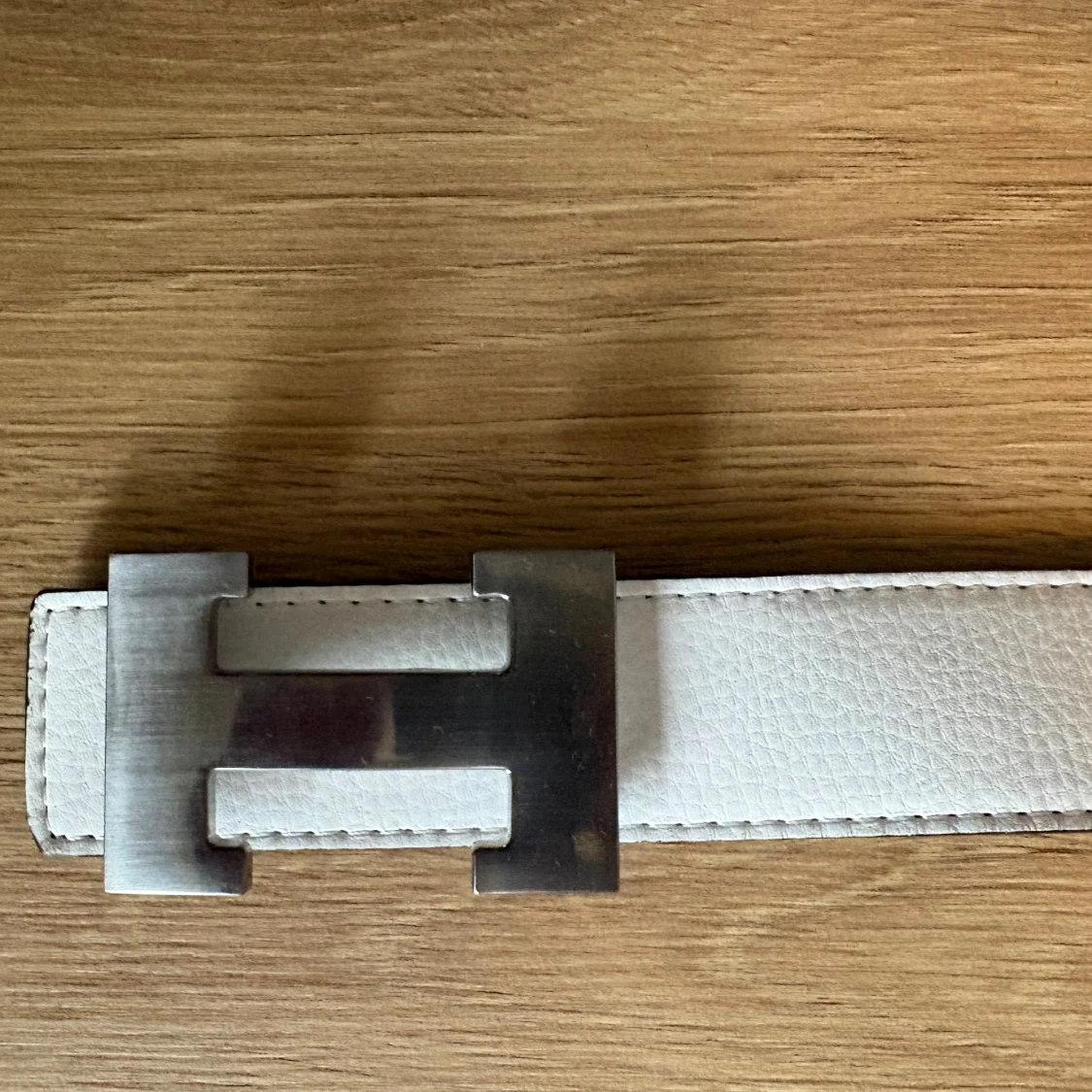 Vitt skärp med silverspänne - 1