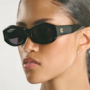 Svarta solglasögon från corlin  - Snygga svarta solglasögon med tjock båge och rundade glas. Kommer med originalfodral och box. Perfekt för både sommar & höst 🍂 