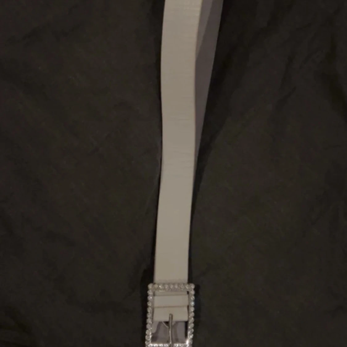 Vitt bälte med glittrigt spänne - 1