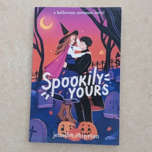 Spookily Yours - En Halloween-romance om en häxa och en demon, med magi, kärlek och en demonisk katt. Perfekt för dig som gillar romantik med en twist och spännande, mysiga höstkvällar. Färgstark och rolig berättelse som passar unga vuxna och ungdomar.