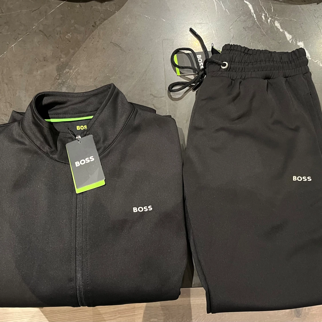 Svart zip-tröja från BOSS