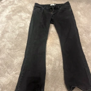 Svarta low boot jeans - Svarta jeans från lager 157 med klassisk femficksmodell och raka ben. Jeansen har låg midja och är helt nya inprinsip dem är använd 3 gånger så färgen är kvar. Storlek M short men skulle säga att det passar S med  