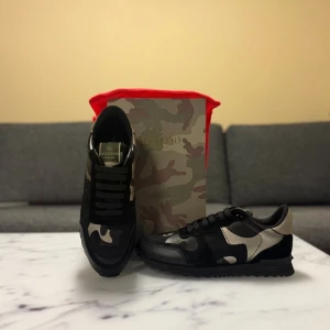 Valentino skor - Snygga lockande valentinos helt nya skor de är jätte sköna och mycket bra skick de är storlek 43 och passar alla kläder svarta jeans blå Jeans eller grå