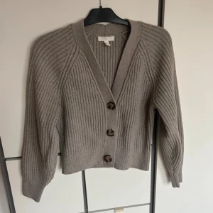 Kofta  - Kofta med knappar från Hm! Säljer pgr av att den inte kommer till användning❣️