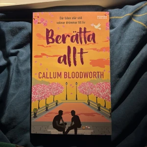 Berätta allt - En gripande ungdomsroman om mod, sorg och att våga följa sitt hjärta. Perfekt för dig som gillar känslostarka berättelser och vill läsa om vänskap, kärlek och att hitta sig själv. Färgstark och inspirerande bok som passar unga vuxna.
