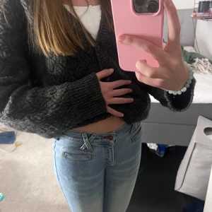 bootcut ljusblå jeans - Ljusblå jeans med bootcut och medelhög midja. Jeans utan fickor där bak men med snygga detaljer vid fickorna där fram. Jeansen har en lätt tvättad look och är tillverkade i mjukt denimtyg. Perfekta för dig som gillar en avslappnad men trendig stil. Pris kan diskuteras!