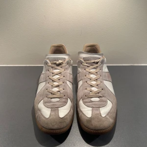 Maison margielas - Snygga sneakers vit/biege som passar till det mesta. Använt till och från och tatt bra hand om så i jättebra skick.
