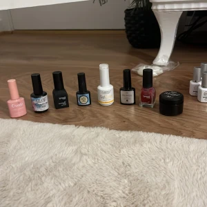Gel- och nagelkit med flera färger - Säljer ett kit med gelnagellack och nagelgel från märken som Oveilly, GLOZ, Trend it up, GUIBOFU och SIP. Färgerna är bland annat rosa, röd, vit och nude. Inkluderar 3D Multigel för nagelförlängning och olika top coats. Perfekt för dig som vill fixa naglarna hemma. Det är olika mycket i dom 40-100% i dom olika flaskorna!