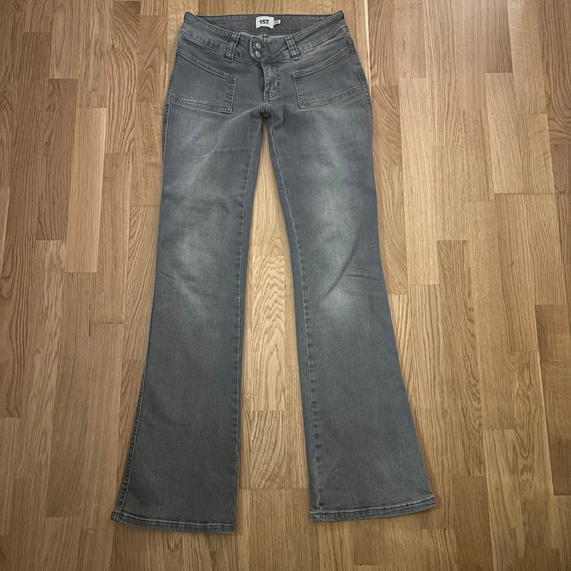 Grå bootcut jeans från 157 Paris Patch