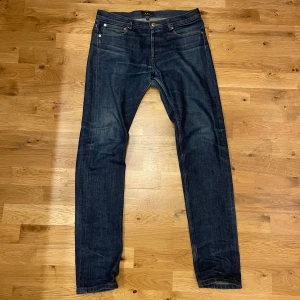 A.P.C. Jeans - Tjena! Jag säljer ett par feta APC jeans men riktigt fin wash och detaljer 👌 en liten slitning vid skrevet men annars väldigt bra skick och bra kvalitet! Skriv angående funderingar 