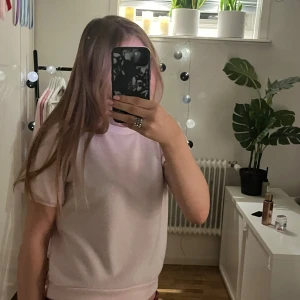 Ljusrosa kortärmad tröja 157 - Supersöt ljusrosa tröja från 157 med puffiga korta ärmar och rund hals. Mjuk och skön känsla, perfekt för vår och sommar. Enkel design utan mönster. Aldrig använd. Nypris 100/150kr?