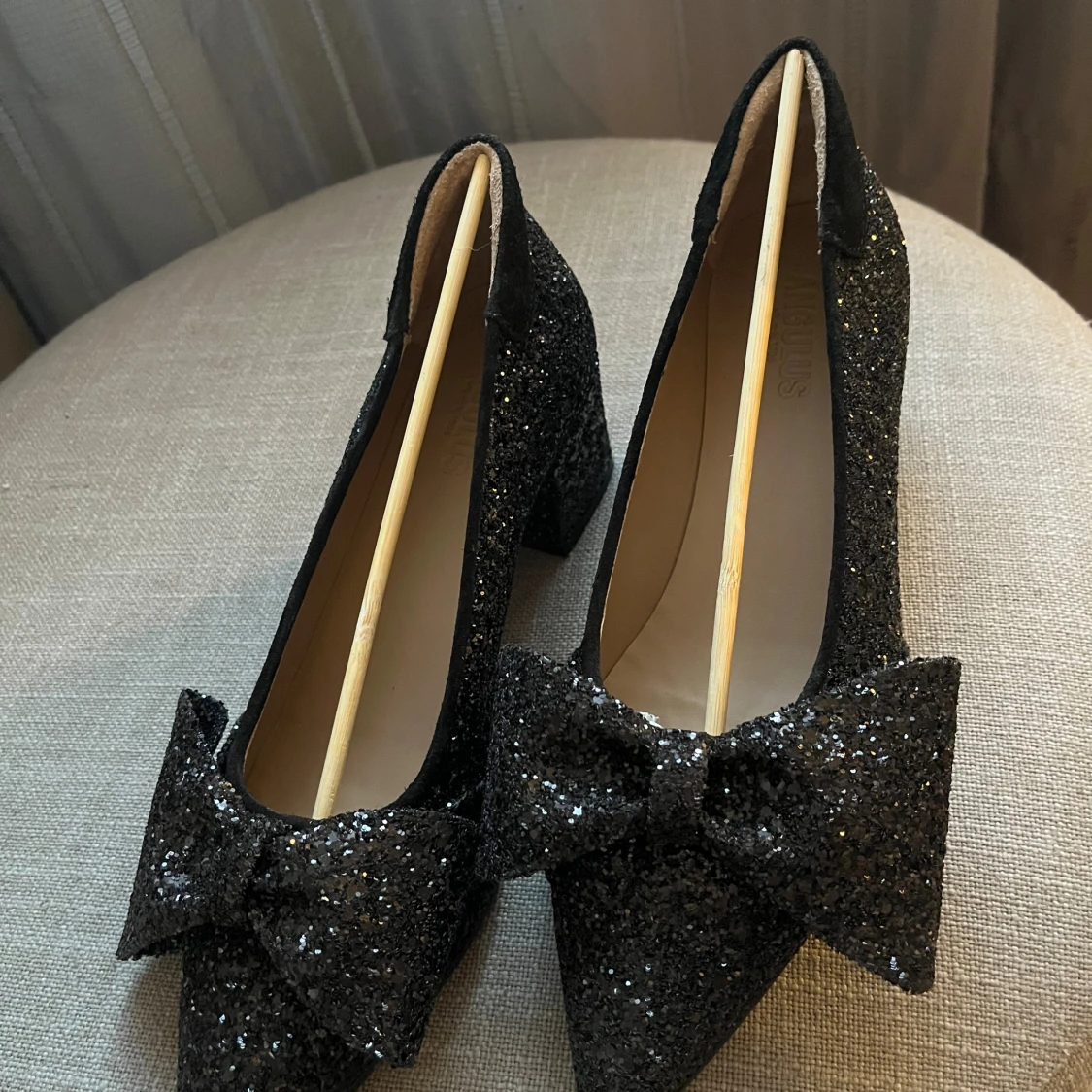 Glittriga svarta pumps från Angulus - 1