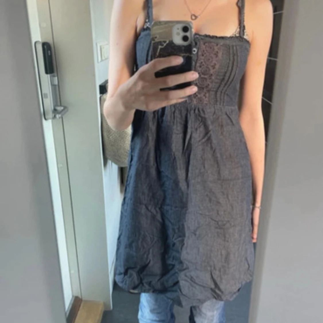 Svart kortklänning med spets från ONLY - 1