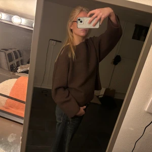 Brun stickad tröja  - Från Zara, storlek S. Fin att ha off shoulder!! 🥰