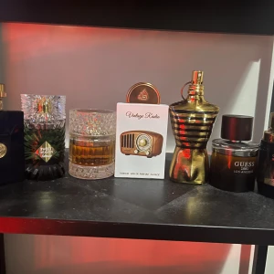 Parfymer  - Hej!  Säljer av lite från min parfym samling, ett par riktiga favoriter här som jag däremot inte använder lika ofta länge. Majoriteten är ganska fulla mellan 60-95% fulla. Hör av er vid önskad parfym och så diskuterar vi priset. 