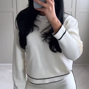 Vit tröja med svarta detaljer  - Snygg vit tröja från Mango med svarta ränder vid hals, ärmslut och nederkant. Långärmad och i mjukt material som känns skönt mot huden. Perfekt för dig som gillar en clean och stilren look. Använd max 2 ggr💞💞