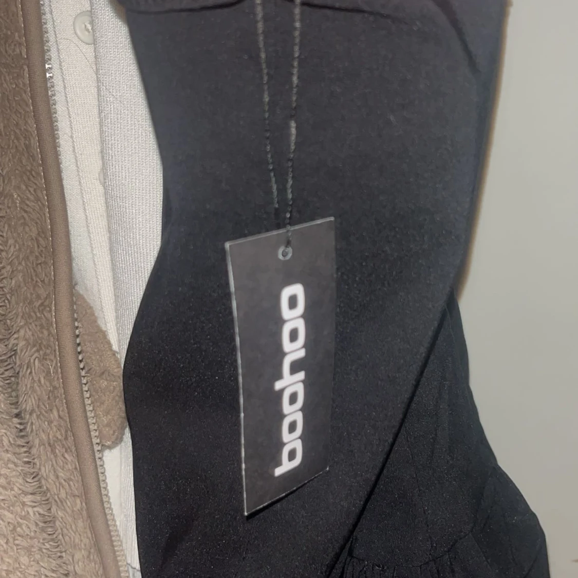 Svart kort klänning från Boohoo - 3