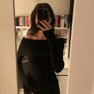 Svart offshoulder tröja - Aldrig använd, glömde returnera. Passar S & XS. Supersnygg svart stickad tröja med offshoulder. Sitter tight och och bekvämt. Mjuk och skön att bära.