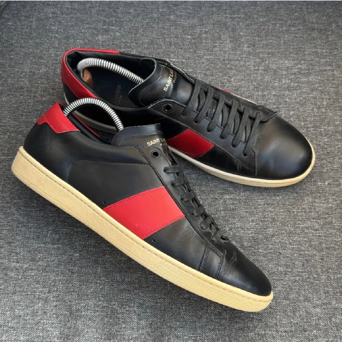 Saint Laurent svarta och röda sneakers