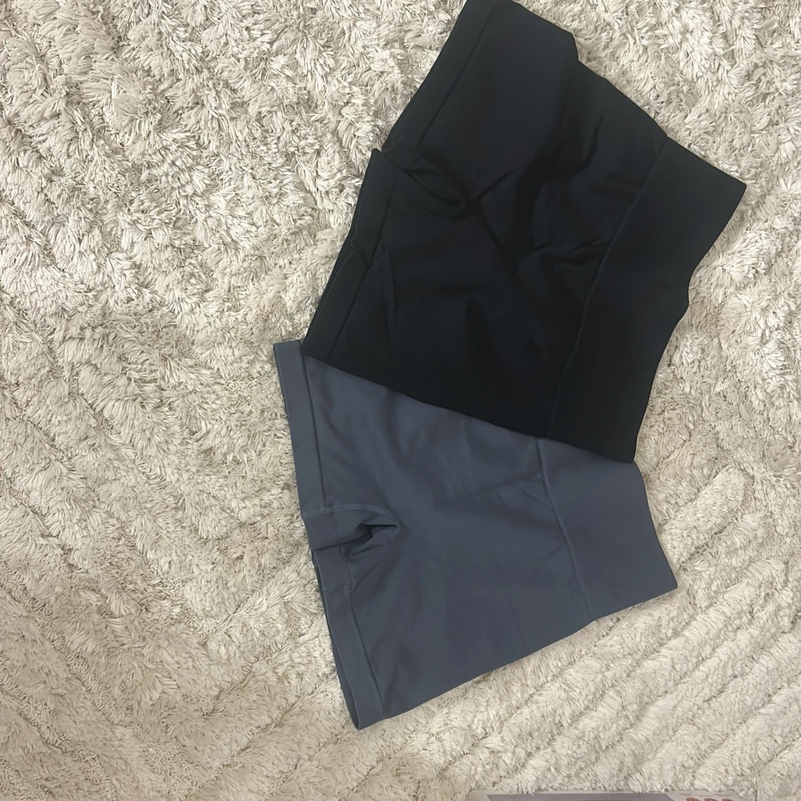 Två par cykelshorts i svart och grått FRÅN SHEIN  - 1