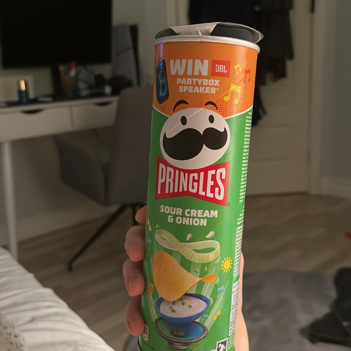 Säljer ett pringelsrör - 4