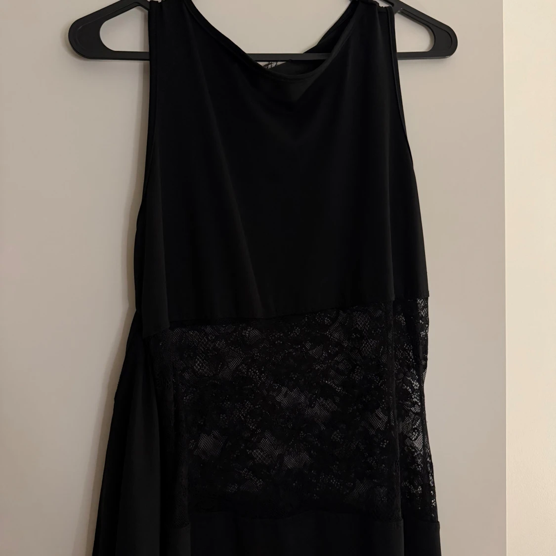 Fin tight svart spetsklänning - 1