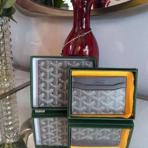 Grå Plånbok💳  - - Perfekt Julklapp🌲 - Box och Kort medföljer📦💳 - Stilrent, passar till varje outfit🧼 - Pris kan diskuteras vid snabb affär💸