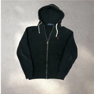 Svart hoodie från polo Ralph lauren - Väldigt fin hoodie från polo Ralph lauren, fint skick utan hål och fläckar. Skickar snabbt efter att du har beställt📦✅ storlek S😁