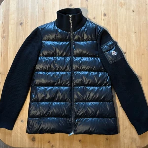 Moncler Cardigan - Moncler Cardigan Tricot, selling this incredibly nice moncler cardigan in black🖤, it is size small and fits normally and nice as it is. Incredibly nice Cardigan with knitted sleeves, it has 2 more zip pockets on each side of the jacket which are not so visible but it has it. Condition is as pictured, nicely used, no special signs of use. Otherwise it is equipped with a stylish and good material, perfect for days like now and in the future🙌🏻🤩. 700++ sales references so here you are shopping in saf