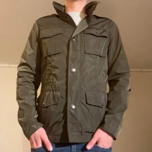 Fieldjacka  - Hej! Säljer nu min jacka, från märket Marville  storlek S. Bra skick, modellen är 184cm och väger 74kg. Tveka inte på att höra av dig om du har frågor eller funderingar kring jackan!