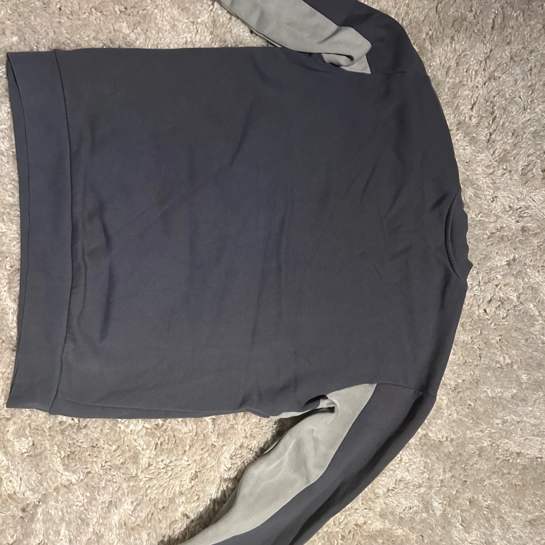 Grå crewneck från Hoodrich - 1