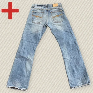 Bootcut Nudie Jeans  - Ett par riktigt snygga och trendiga Bootcut Nudie Jeans i ungefär storlek 33/33! (se mått nedan). Modellen heter Regular Ralf. Jeansen är i bra skick, inga märkbara skador. Skriv om du har frågor!  Mått: Midja – 44 cm, Innersöm – 84 cm, Yttersöm – 112 cm, Lår – 30,5 cm, Benöppning – 24 cm.