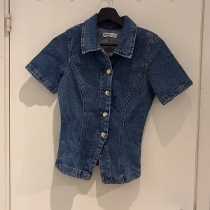 Blå jeansskjorta från Perfect Jeans XS - Kortärmad jeanstopp från gina, nästan aldirg använd. Säljer pga att den inte passar🫤💖
